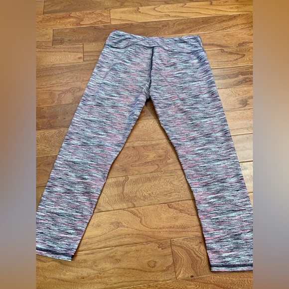 Bundle of 4 workout leggings. Size Medium - Picture 6 of 14